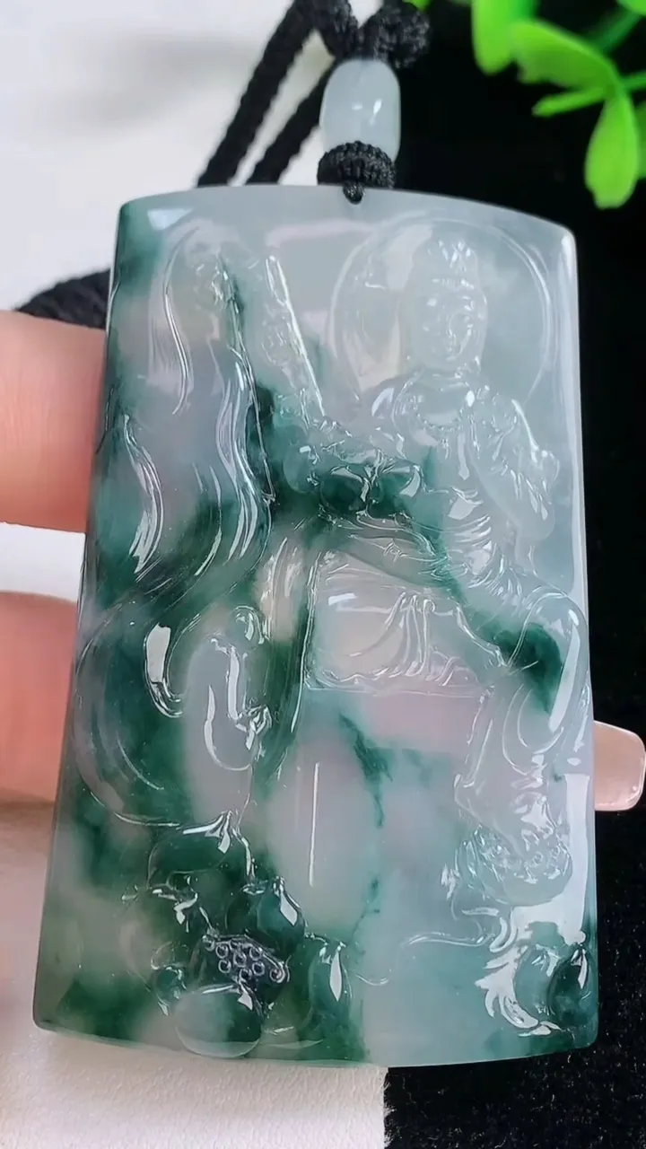 天然A货翡翠种飘花大势至菩萨吊坠，尺寸66.3-41-5.4，重量:39.80g
1月5日