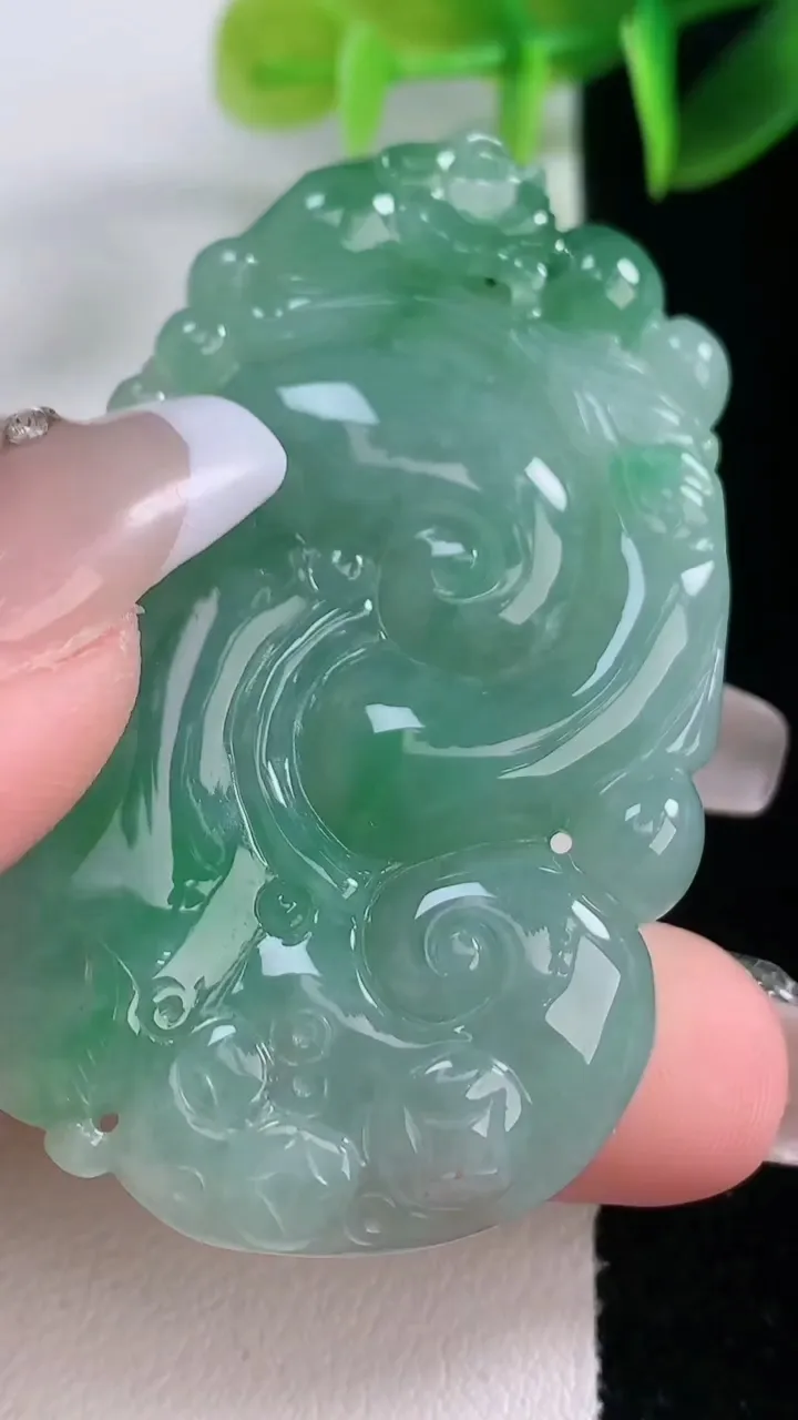 天然A货翡翠如意吊坠，尺寸55-34-7.8，重量:29.75g
1月5日