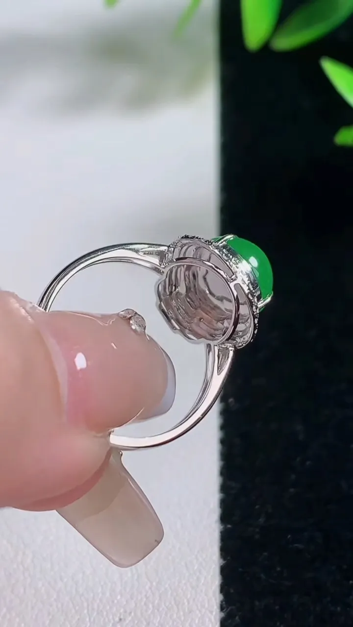 天然A货翡翠葫芦戒指，尺寸17-10-8.2，重量:2.65g2026年1月5日
工厂直销收藏佳品,种好水足，色泽均匀，有种有色，上手高大气！