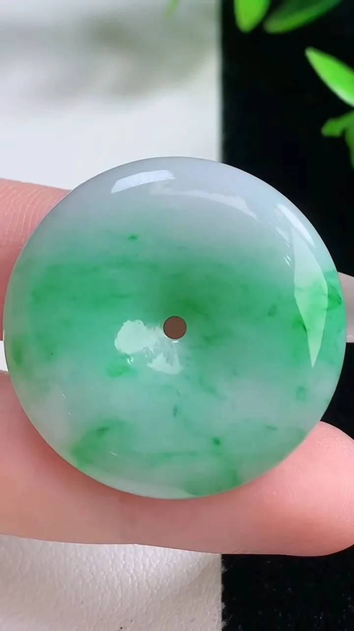 天然A货翡翠平安扣吊坠，尺寸31.8-5.6，重量:12.47g
1月5日