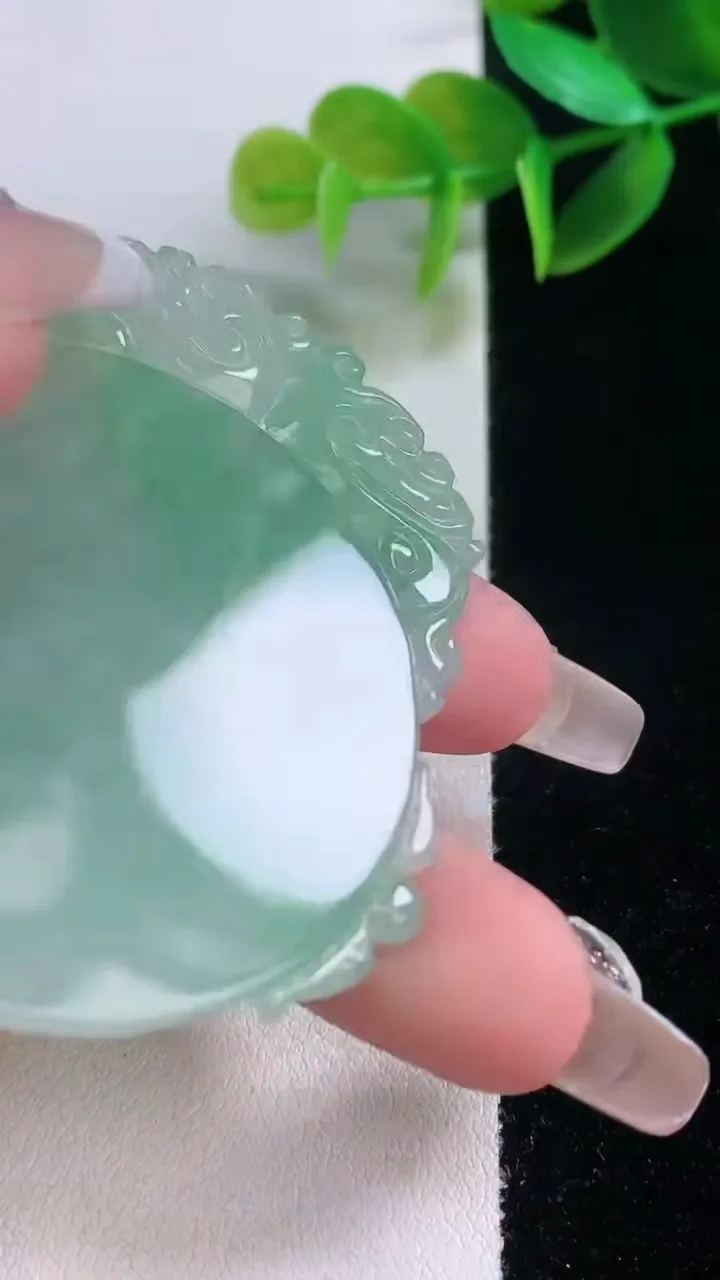 天然A货翡翠复古龙牌吊坠，尺寸54.6-51.3-3.6，重量:23.34g
1月5日