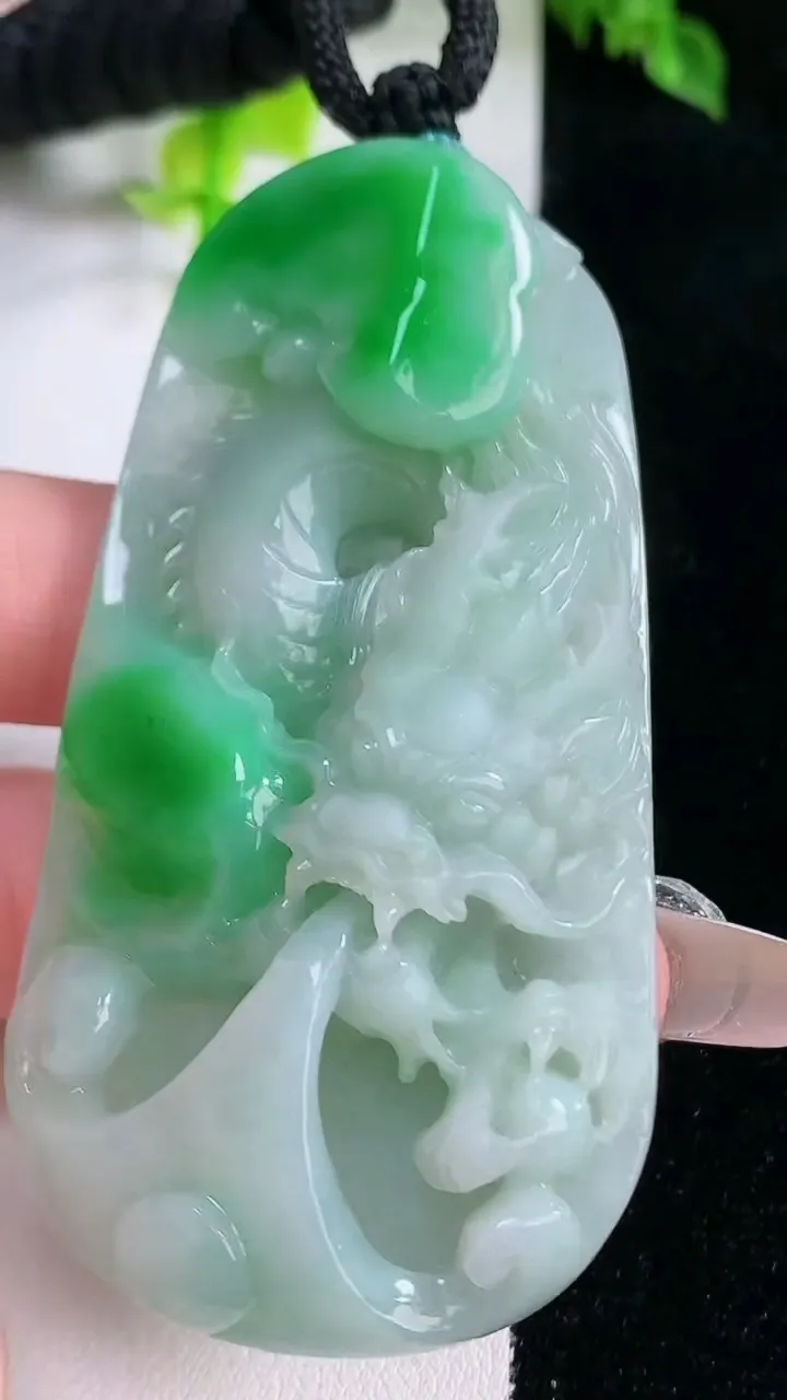 天然A货翡翠龙牌吊坠，尺寸71-36-13.8，重量:64.06g
1月15日