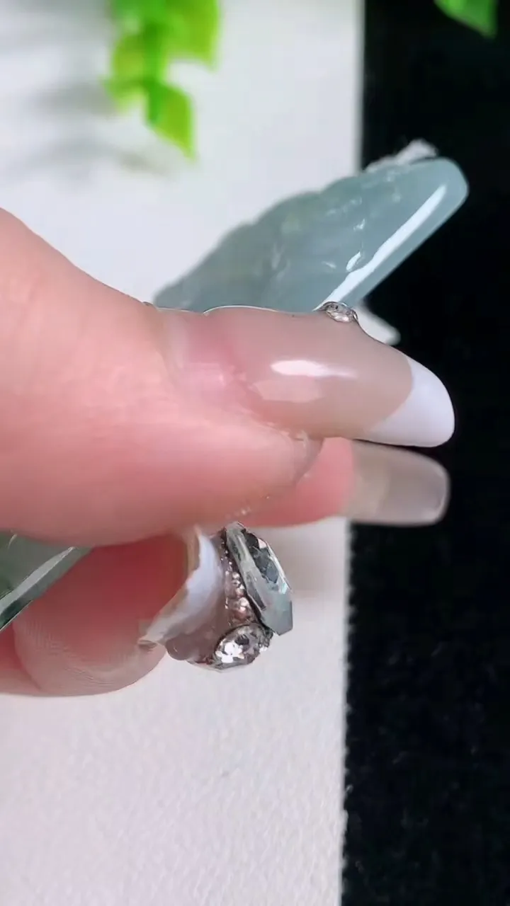 天然A货翡翠种飘花祥龙阿弥陀佛吊坠，尺寸68.8-37.4-5.4，重量:35.12g
1月15日