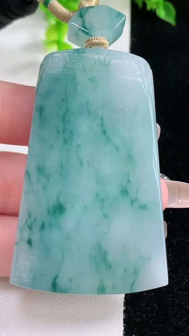 天然A货翡翠种飘花仿古无事牌吊坠，尺寸59.6-37.3-6.7，重量:48.74g
1月15日