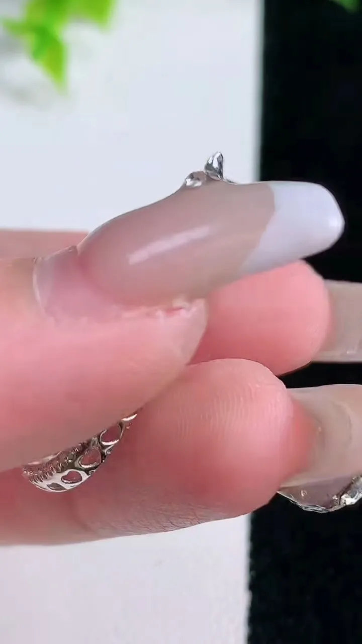 天然A货翡翠如意吊坠，尺寸33.3-16-6，裸石23-14重量:4.93g
1月15日