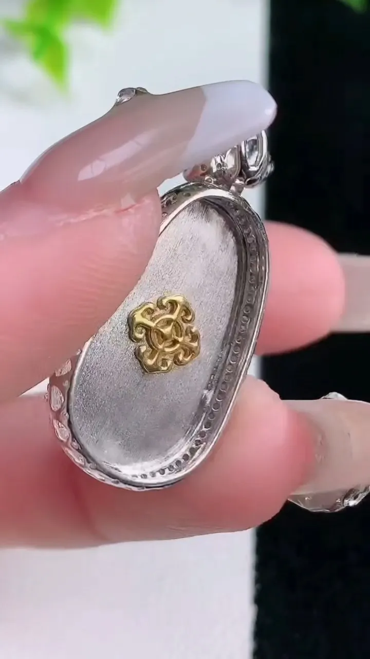 天然A货翡翠如意吊坠，尺寸33.3-16-6，裸石23-14重量:4.93g
1月15日