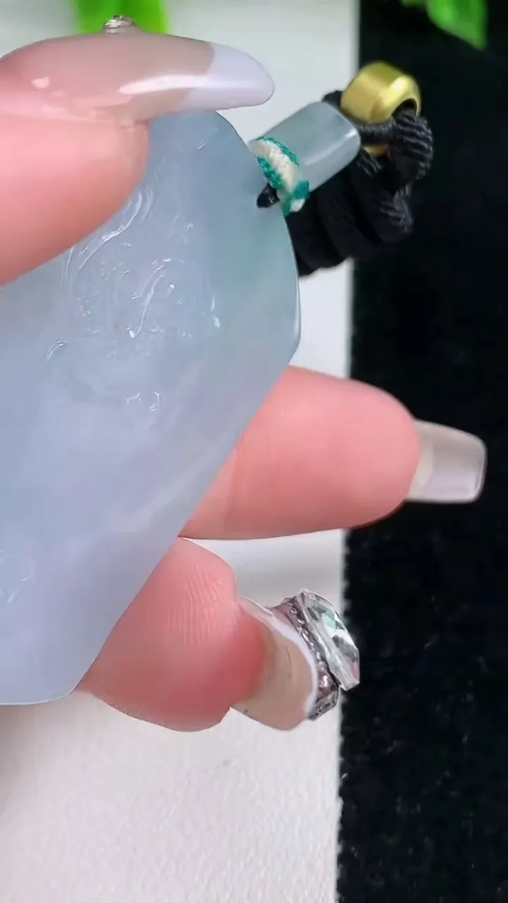 天然A货翡翠种紫罗兰仿古无事牌吊坠，尺寸47.7-33-4.5，重量:23.54g
1月15日