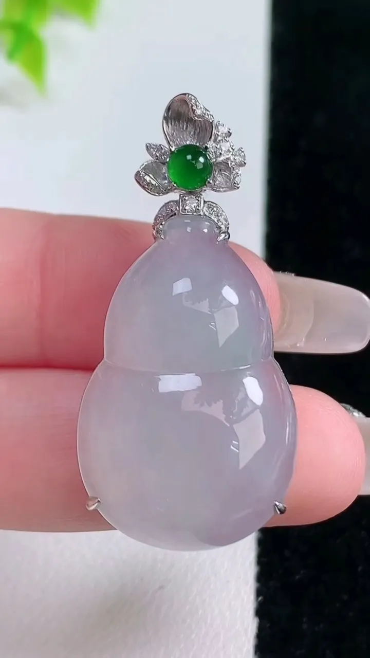 天然A货翡翠种白冰葫芦吊坠，尺寸40.7-29.7-19.4-9，重量:8.37g
1月15日