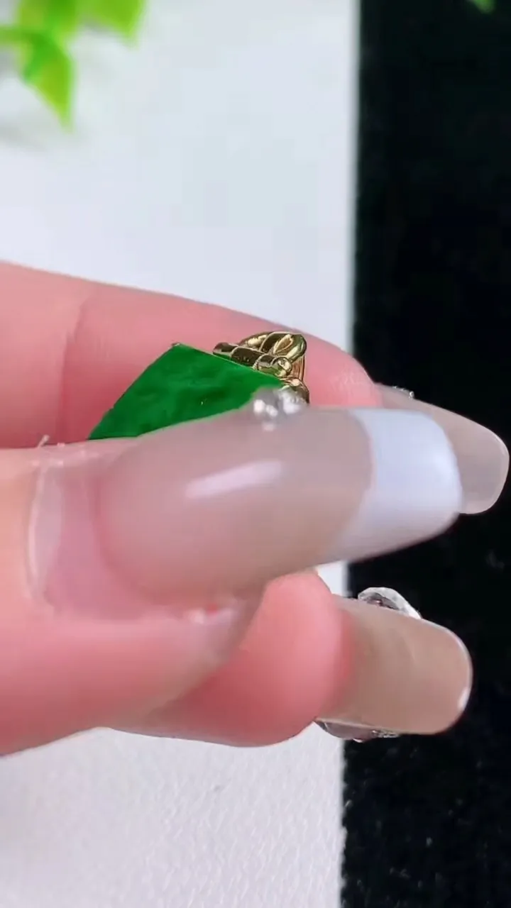 天然A货翡翠无事牌吊坠，尺寸20.7-11.8-4.8，重量:2.76g
1月15日