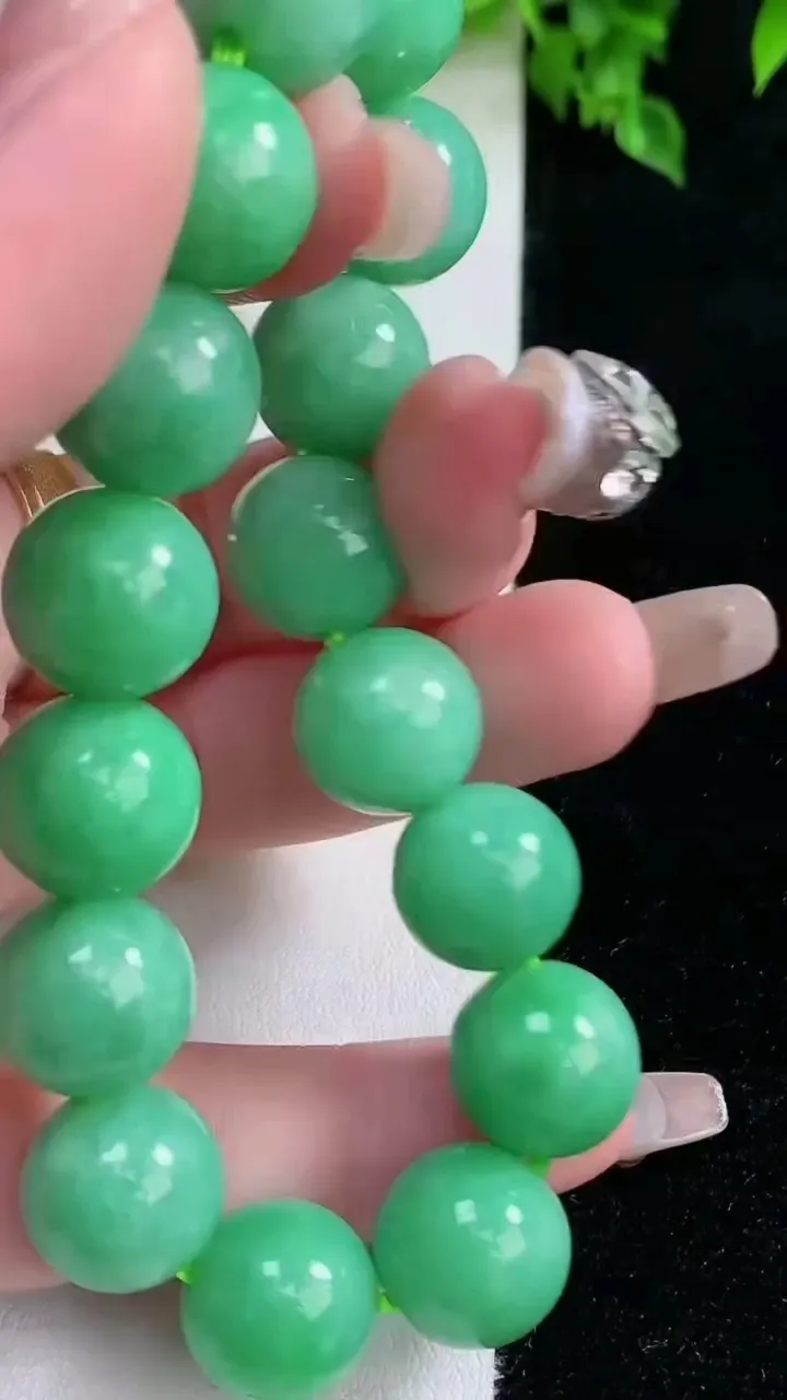 天然A货翡翠圆珠手串，尺寸12.4-16颗，重量:53.45g1月15日
工厂直销收藏佳品,种好水足
