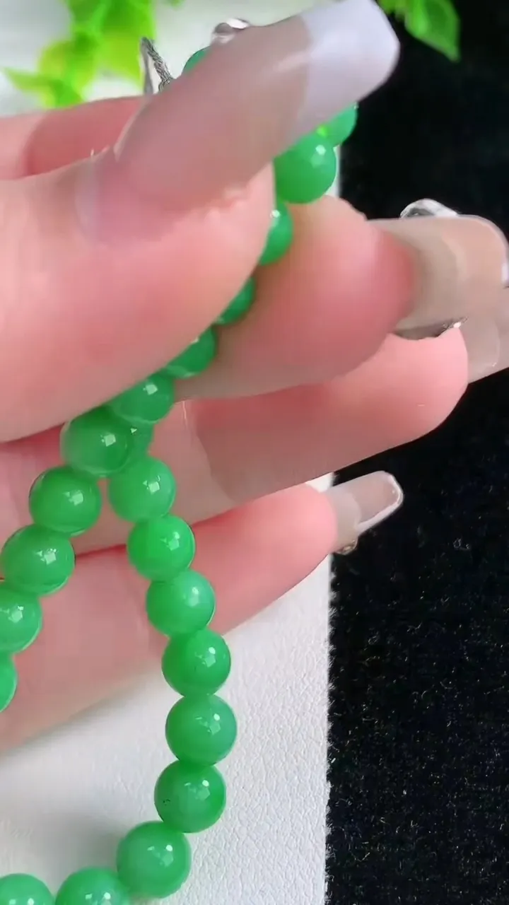 天然A货翡翠圆珠手串，尺寸6.6-31颗，重量:12.13g1月15日
工厂直销收藏佳品,种好水足，色泽均匀，有种有色，上手高大气！
