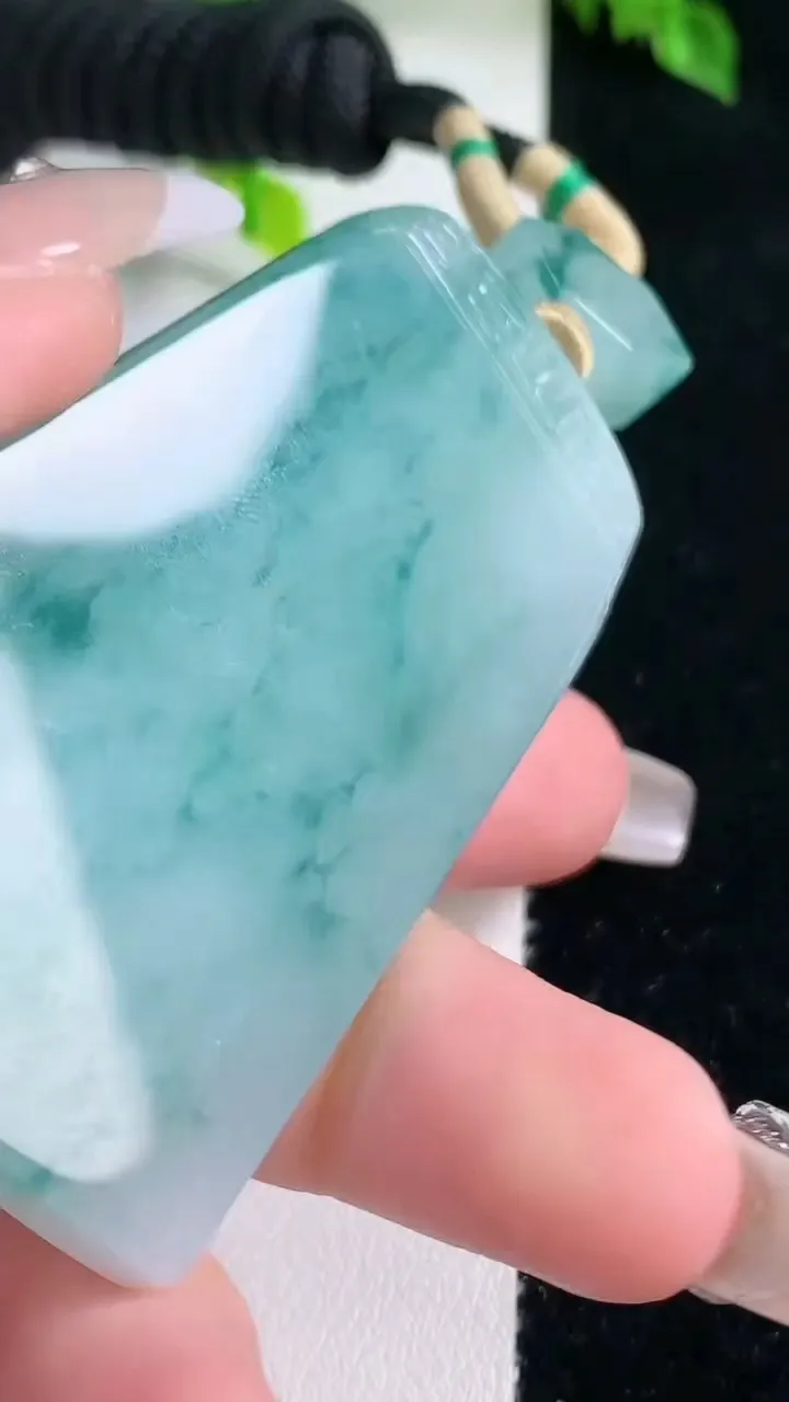 天然A货翡翠种飘花仿古无事牌吊坠，尺寸59.6-37.3-6.7，重量:48.74g
1月15日