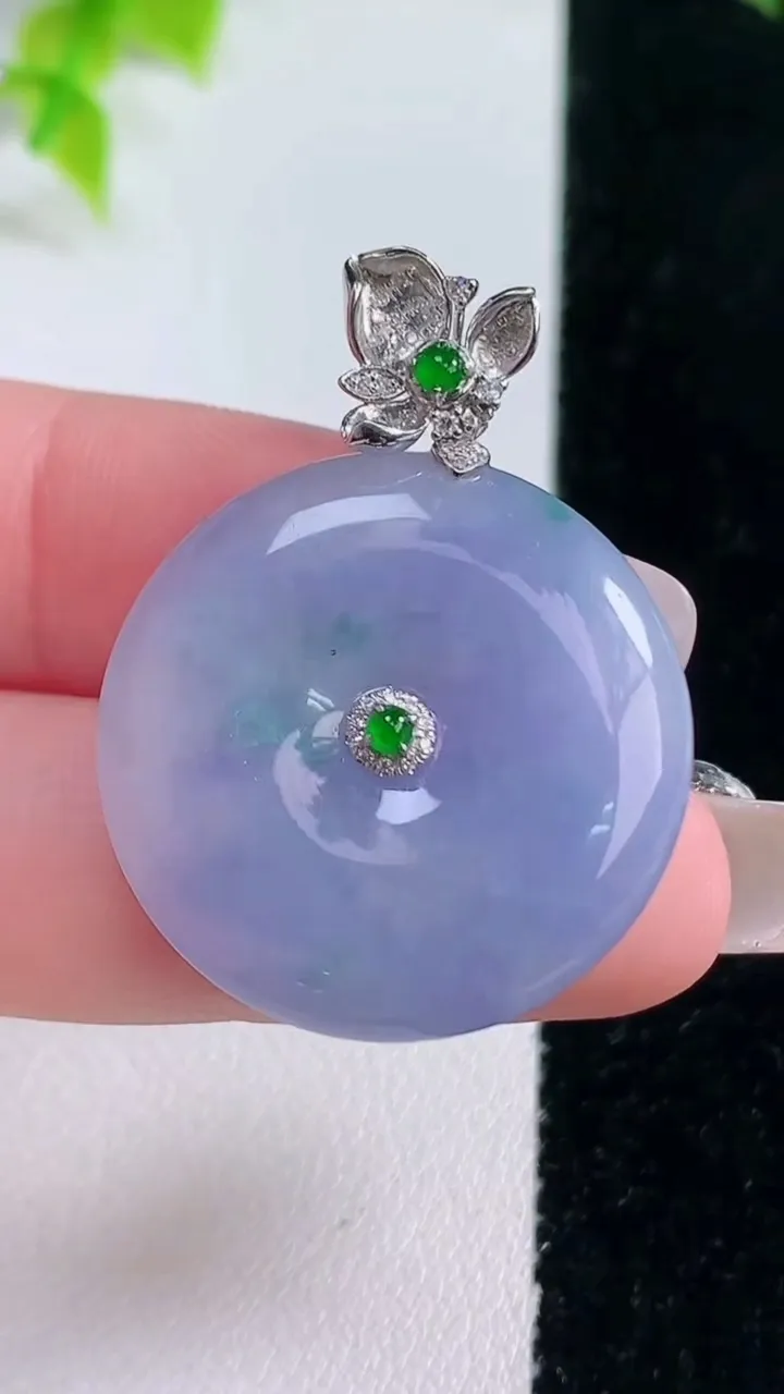 天然A货翡翠18K金紫罗兰平安扣吊坠，尺寸26.6-5.6，重量:9.73g
1月15日