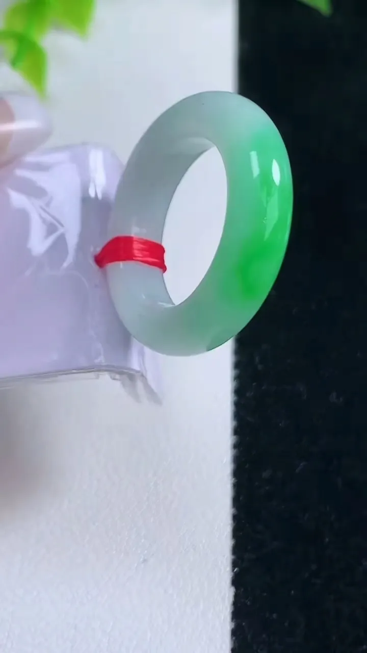 天然A货翡翠指环戒指，尺寸17.2-5.9-4.8，重量:7.17g2026年1月15日
工厂直销收藏佳品,种好水足，色泽均匀，有种有色，上手高大气！