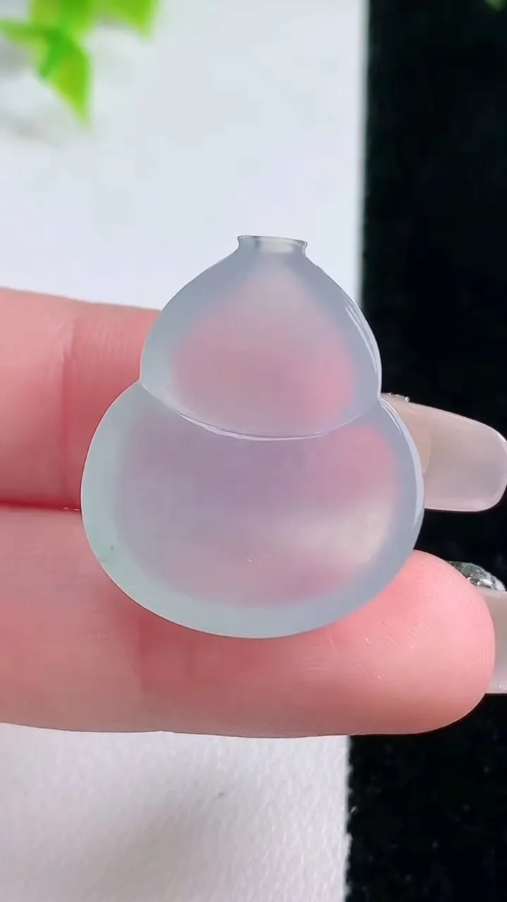 天然A货翡翠葫芦镶嵌件，尺寸26.8-22.7-5，重量:5.83g
1月15日