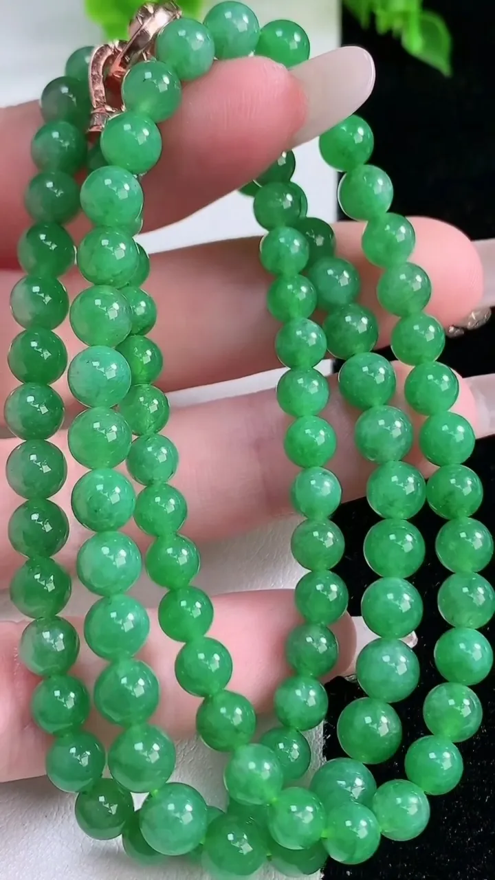 天然A货翡翠圆珠项链，尺寸6-97颗，重量:33.48g
1月15日