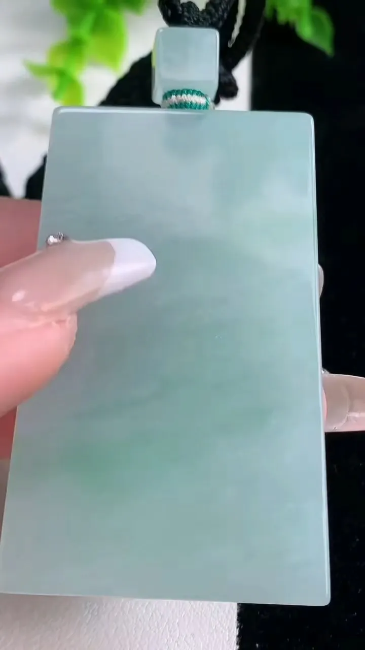 天然A货翡翠无事牌吊坠，尺寸58-36.7-5.5，重量:43.74g
1月15日