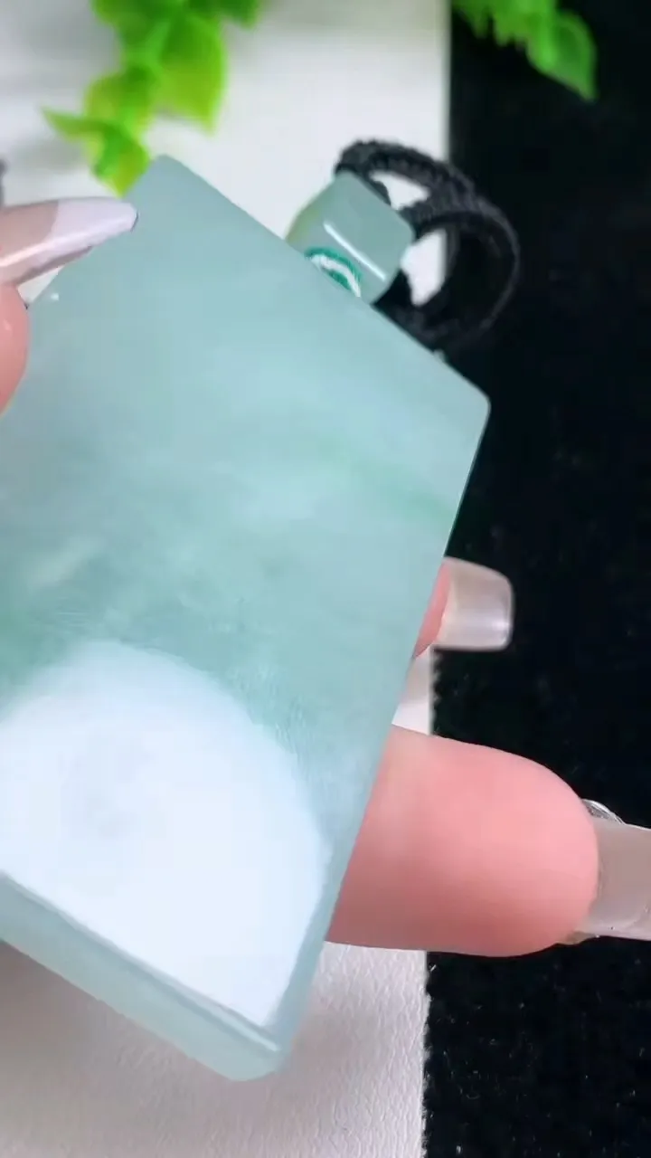 天然A货翡翠无事牌吊坠，尺寸58-36.7-5.5，重量:43.74g
1月15日