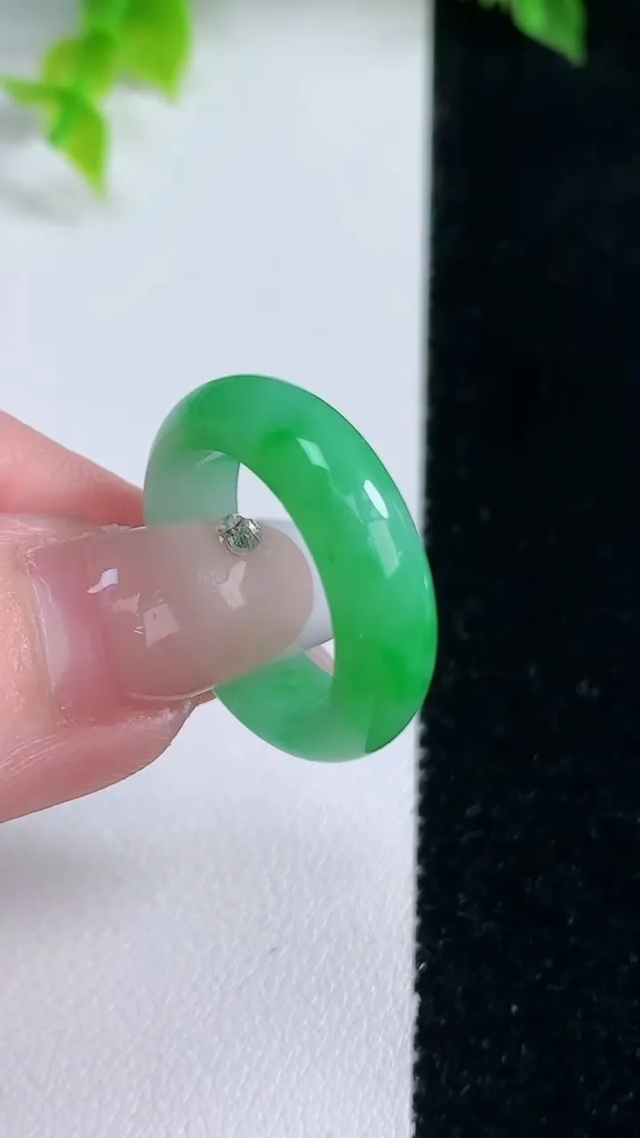 天然A货翡翠指环戒指，尺寸17.3-5.8-3.2，重量:4.24g2026年1月15日
工厂直销收