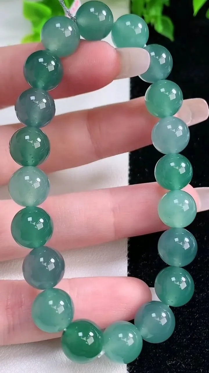 天然A货翡翠圆珠手串，尺寸9.8-20颗，重量:32.89g1月15日
工厂直销收藏佳品,种好水足，色泽均匀，有种有色，上手高大气！