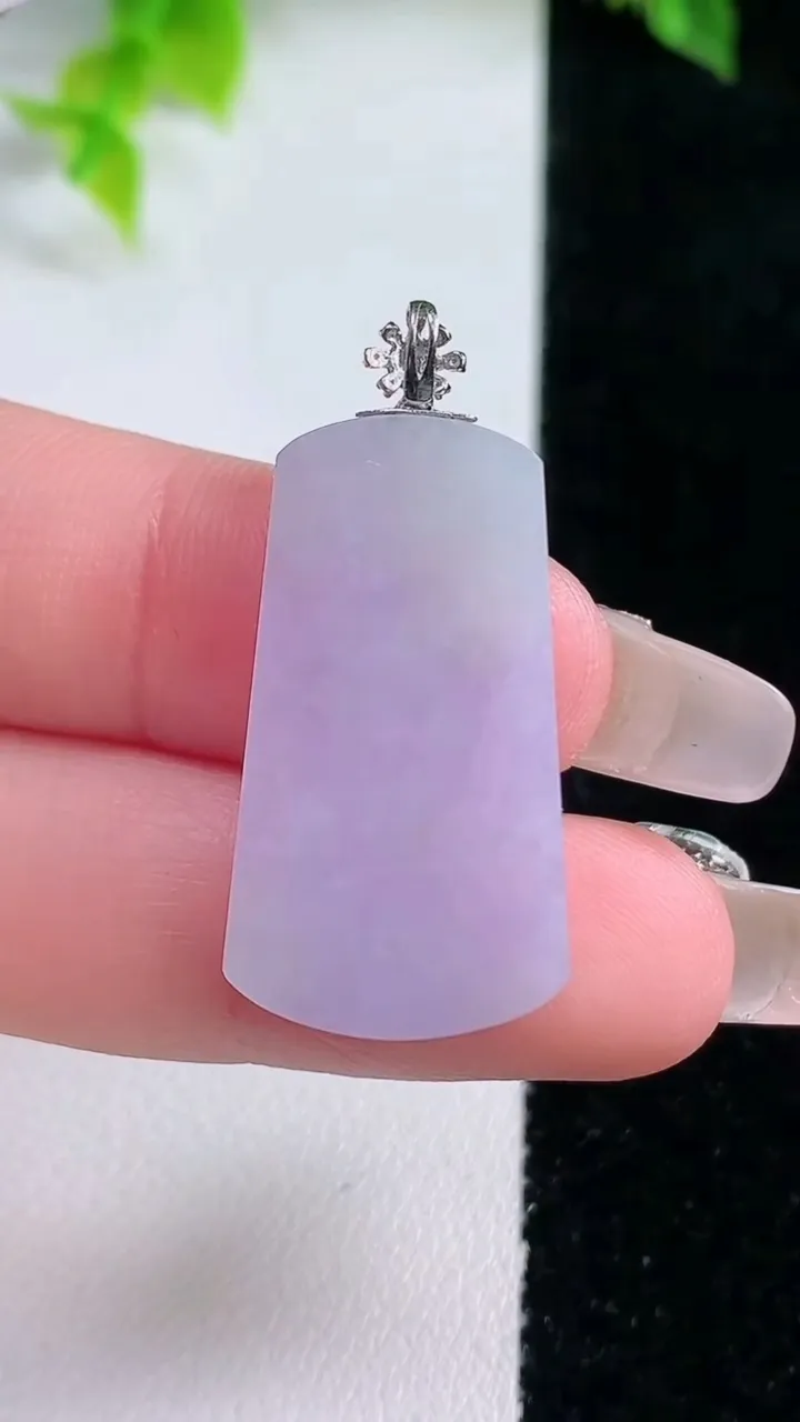 天然A货翡翠18K金紫罗兰无事牌吊坠，尺寸29-16-2.4，重量:3.97g
1月15日