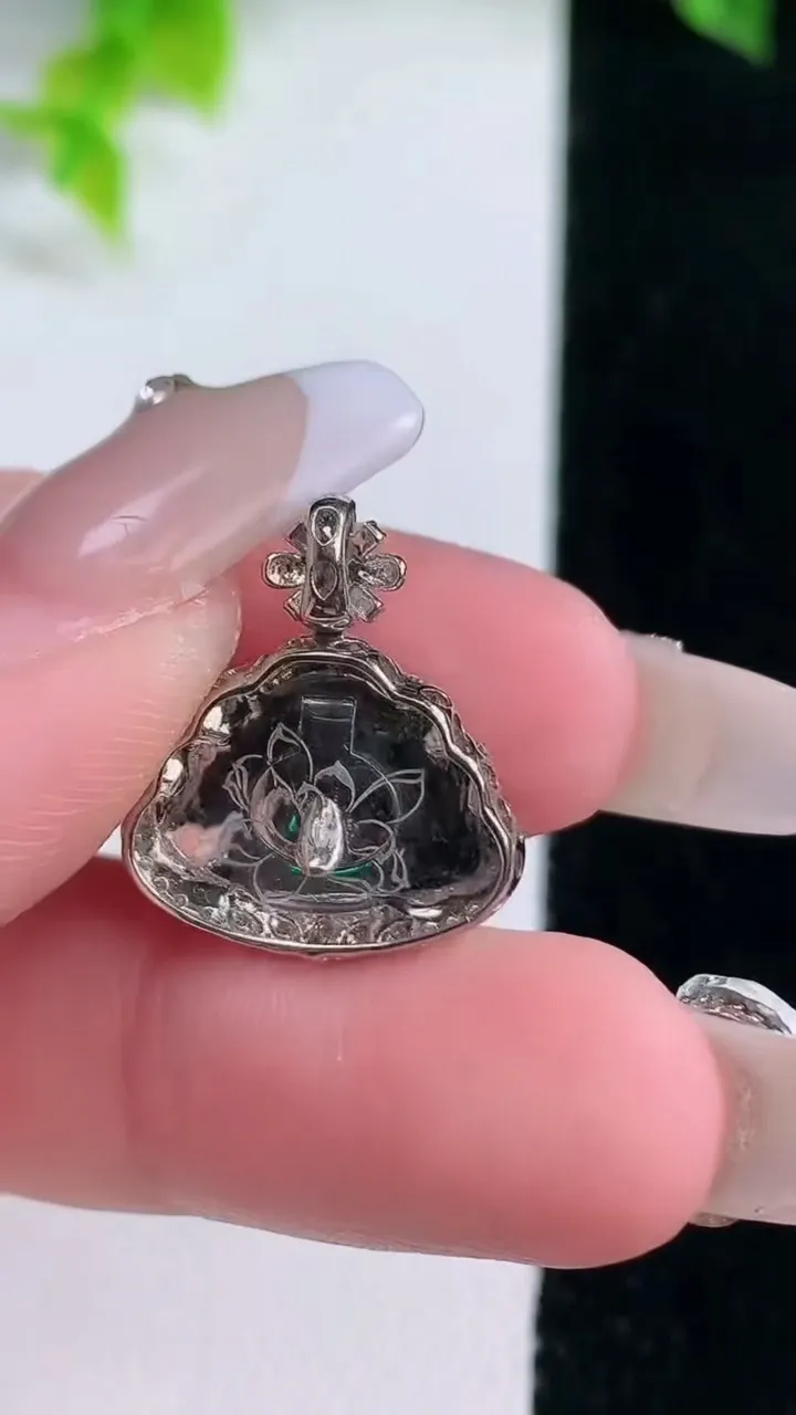 天然A货翡翠和和美美 荷花吊坠，尺寸19.7-16-6.8，裸石10.3-14.5重量:2.52g
1月15日