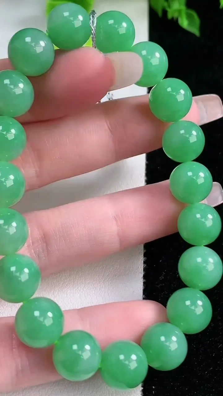 天然A货翡翠圆珠手串，尺寸9.8-19颗，重量:33.14g1月15日
工厂直销收藏佳品,种好水足，