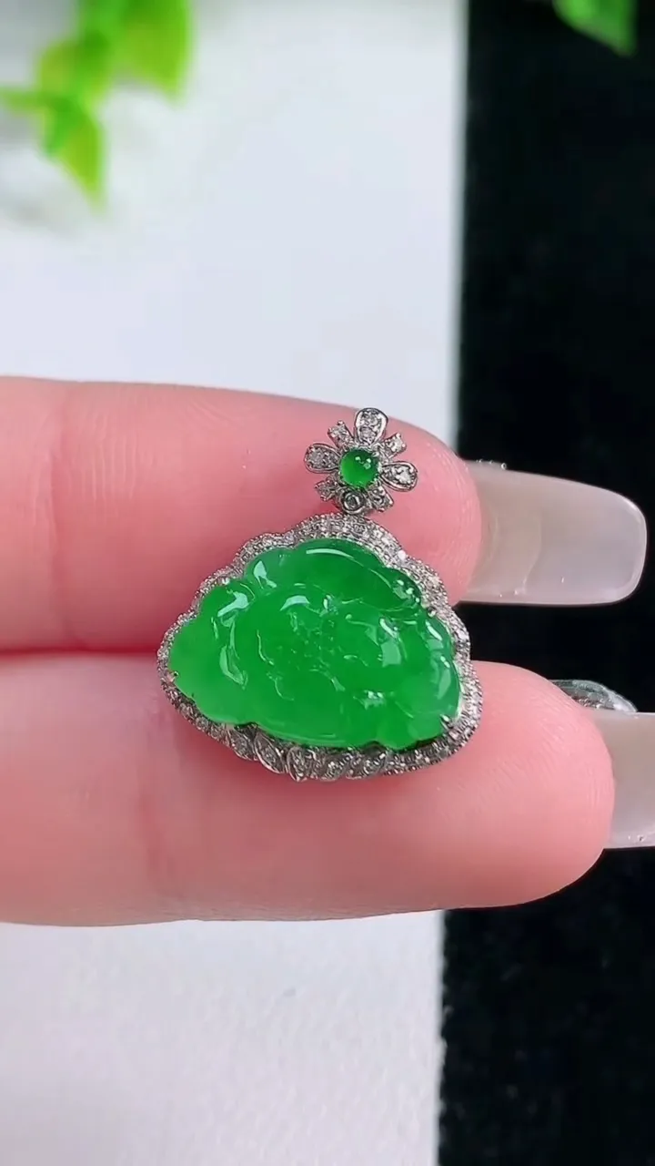 天然A货翡翠和和美美 荷花吊坠，尺寸19.7-16-6.8，裸石10.3-14.5重量:2.52g
