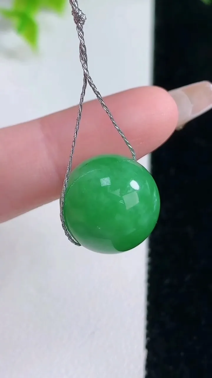天然A货翡翠圆珠吊坠，尺寸14.8，重量:5.85g
1月15日