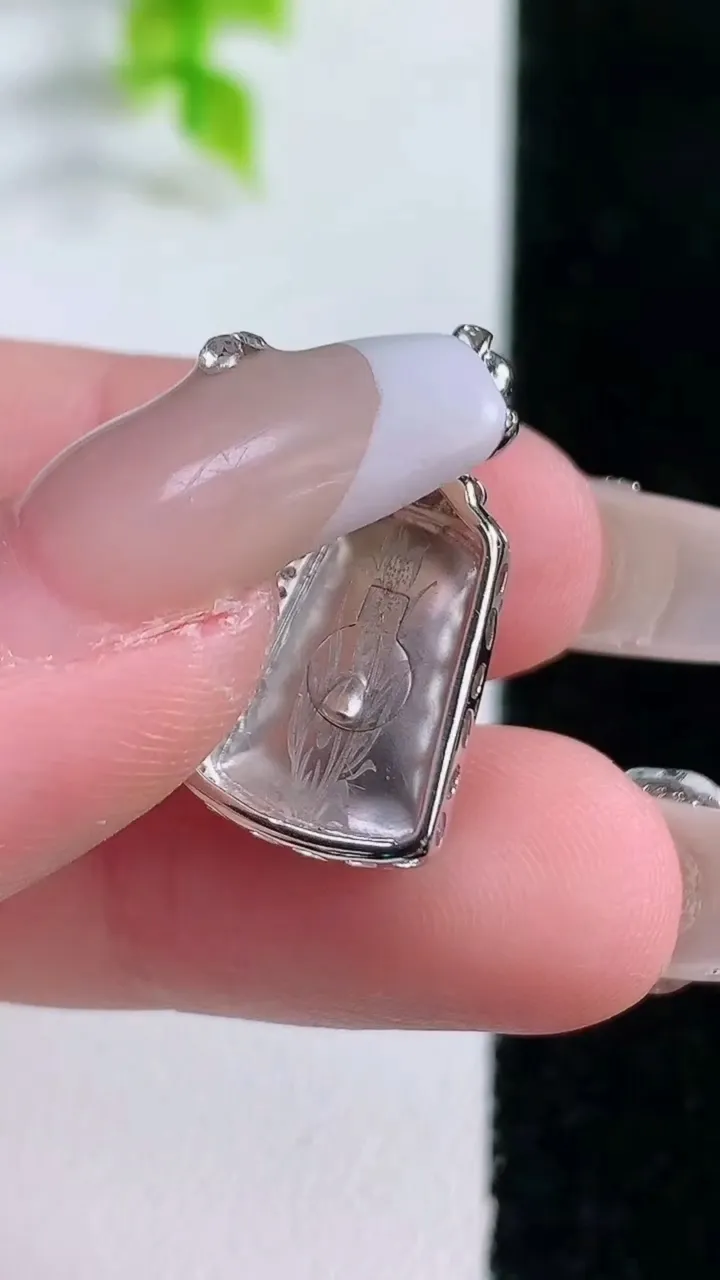 天然A货翡翠无事牌吊坠，尺寸23-11-6.9，裸石13.5-9.7重量:2.58g
1月15日