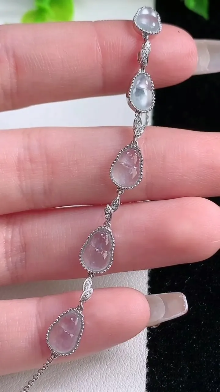 天然A货翡翠种白冰葫芦手链，尺寸6.8-6.2-2.3，重量:3.24g
1月15日