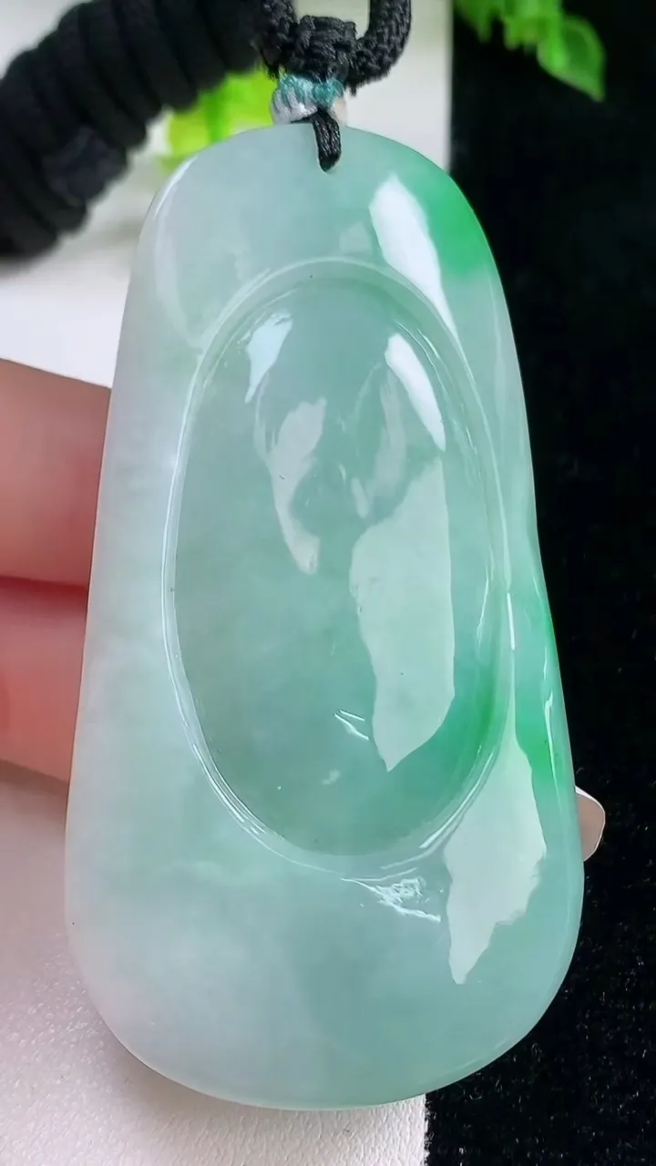 天然A货翡翠龙牌吊坠，尺寸71-36-13.8，重量:64.06g
1月15日