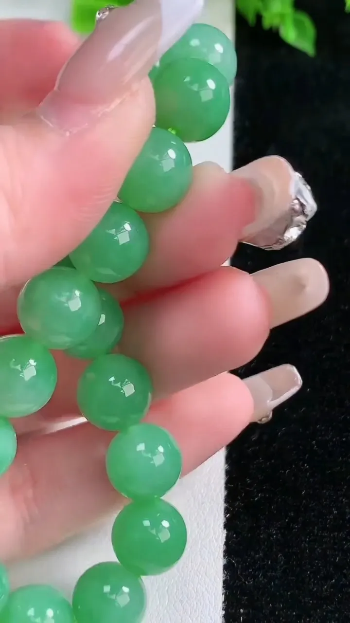 天然A货翡翠圆珠手串，尺寸9.8-19颗，重量:33.14g1月15日
工厂直销收藏佳品,种好水足，色泽均匀，有种有色，上手高大气！