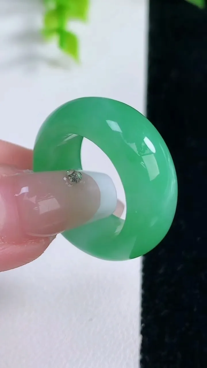 天然A货翡翠指环扳指，尺寸18.3-9.8-4.7，重量:10.11g2026年1月15日
工厂直销收藏佳品,种好水足，色泽均匀，有种有色，上手高大气！