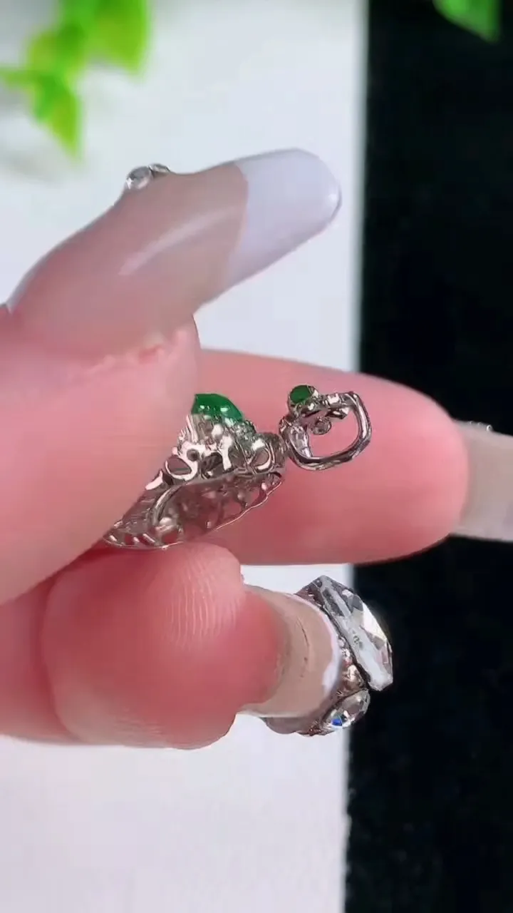 天然A货翡翠和和美美 荷花吊坠，尺寸19.7-16-6.8，裸石10.3-14.5重量:2.52g
1月15日