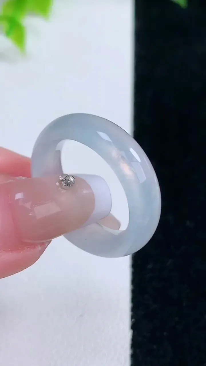 天然A货翡翠指环戒指，尺寸17.8-6.2-3.4，重量:4.66g2026年1月15日
工厂直销收