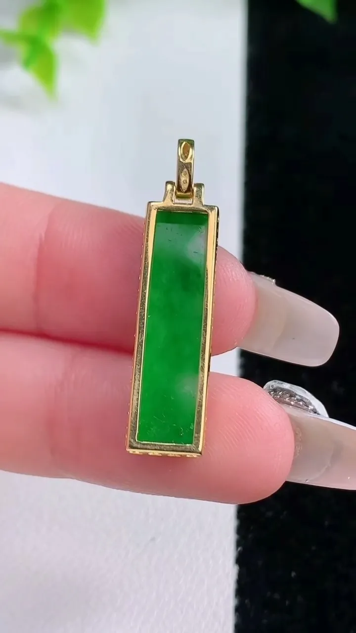天然A货翡翠无事牌吊坠，尺寸25.3-7.5-3.3，重量:1.62g
1月15日