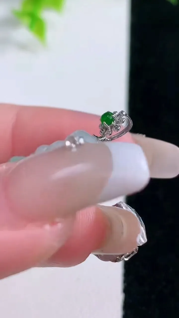 天然A货翡翠佛公吊坠，尺寸22.5-24.8-5.3，重量:4.95g
1月15日