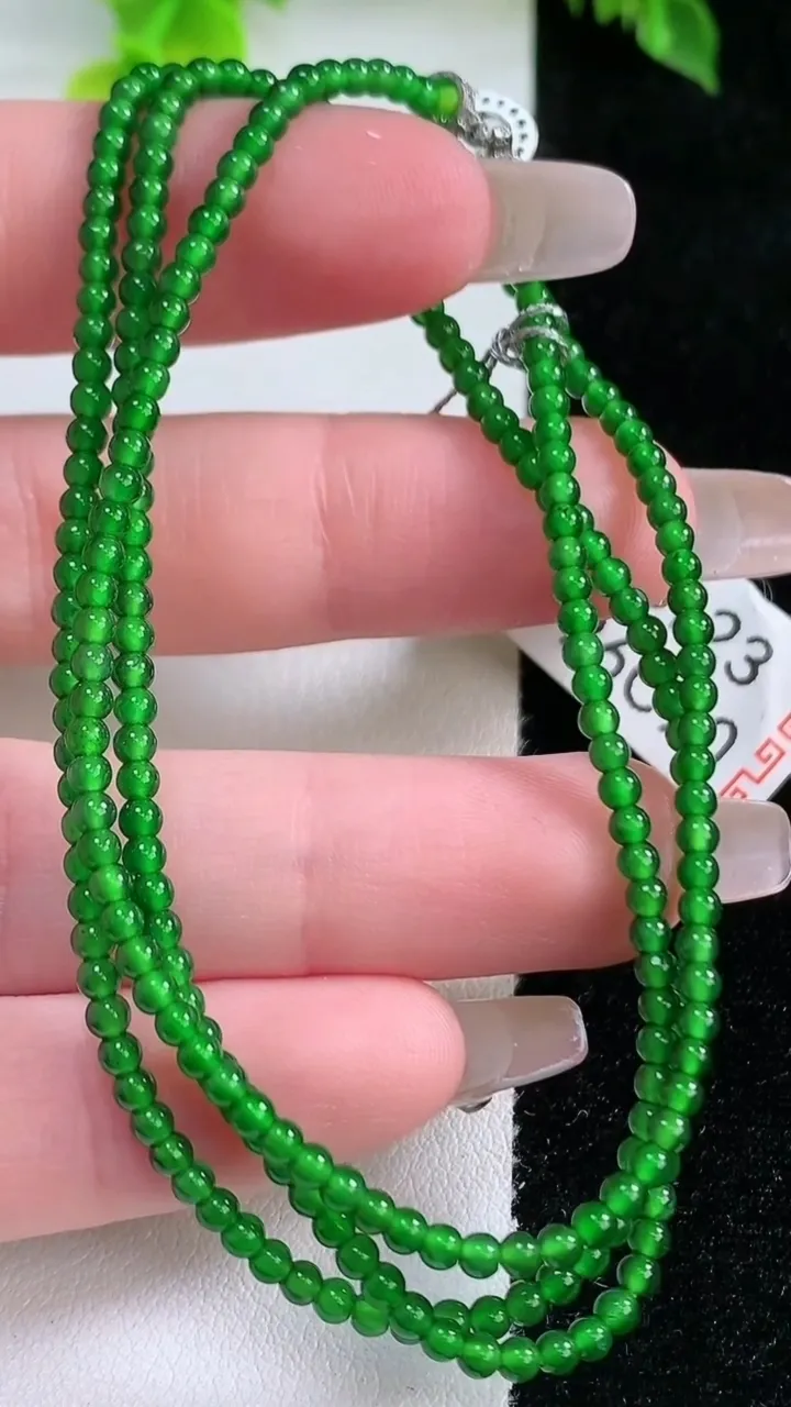 天然A货翡翠小米珠项链，尺寸2.4-256颗，重量:6.78g1月15日
工厂直销收藏佳品,种好水足，色泽均匀，有种有色，上手高大气！