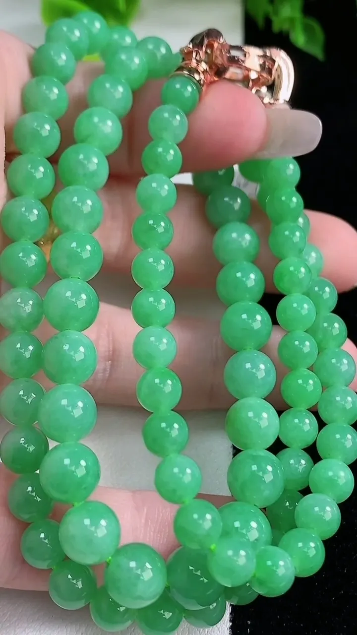 天然A货翡翠圆珠项链，尺寸8.2-87颗，重量:44.81g1月15日
工厂直销收藏佳品,种好水足，色泽均匀，有种有色，上手高大气！