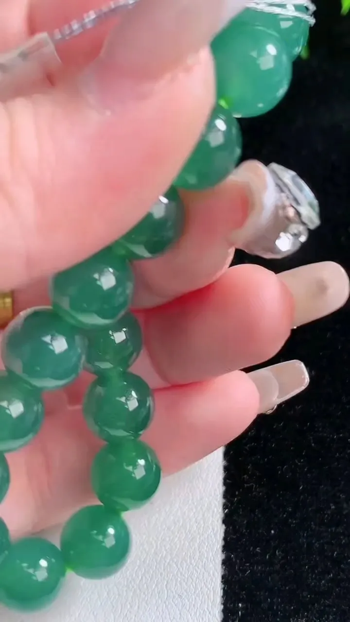 天然A货翡翠圆珠手串，尺寸9.7-19颗，重量:31.28g1月15日
工厂直销收藏佳品,种好水足，色泽均匀，有种有色，上手高大气！