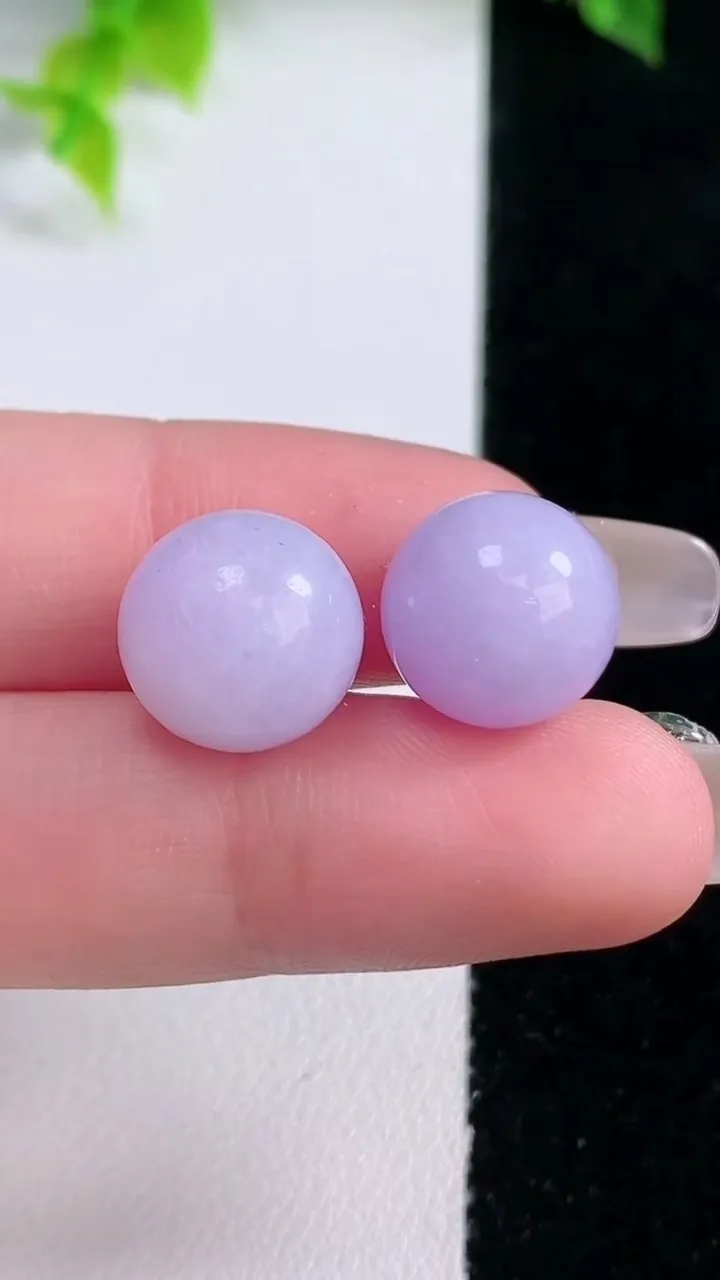 天然A货翡翠紫罗兰圆珠镶嵌件一对，尺寸12，重量:6.92g1月15日
工厂直销收藏佳品,种好水足，色泽均匀，有种有色，上手高大气！
