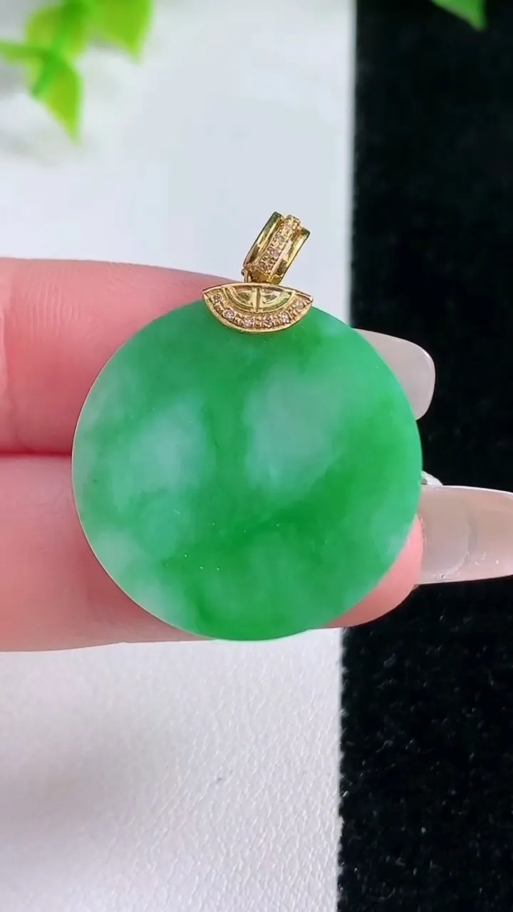 天然A货翡翠无事牌吊坠，尺寸24.5-3.4，重量:6.30g
1月15日