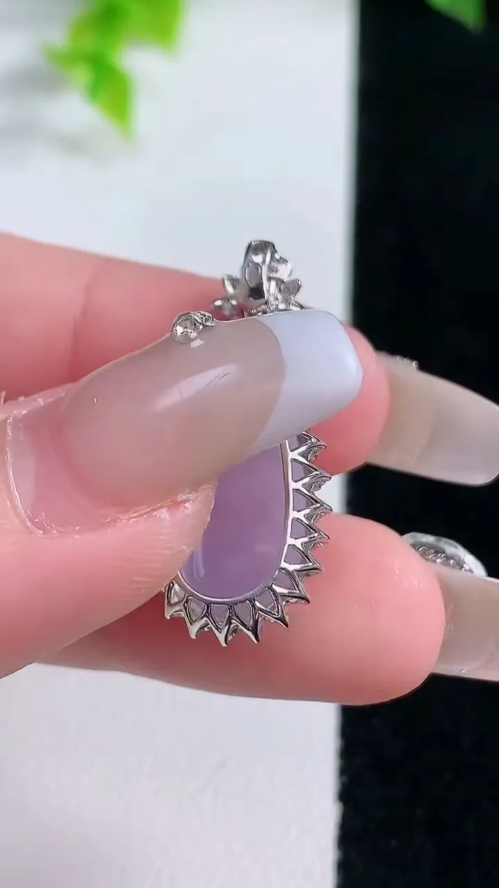 天然A货翡翠18K金紫罗兰福豆吊坠，尺寸28.4-12.4-8.8，裸石17.5-8.6重量:2.75g
1月15日