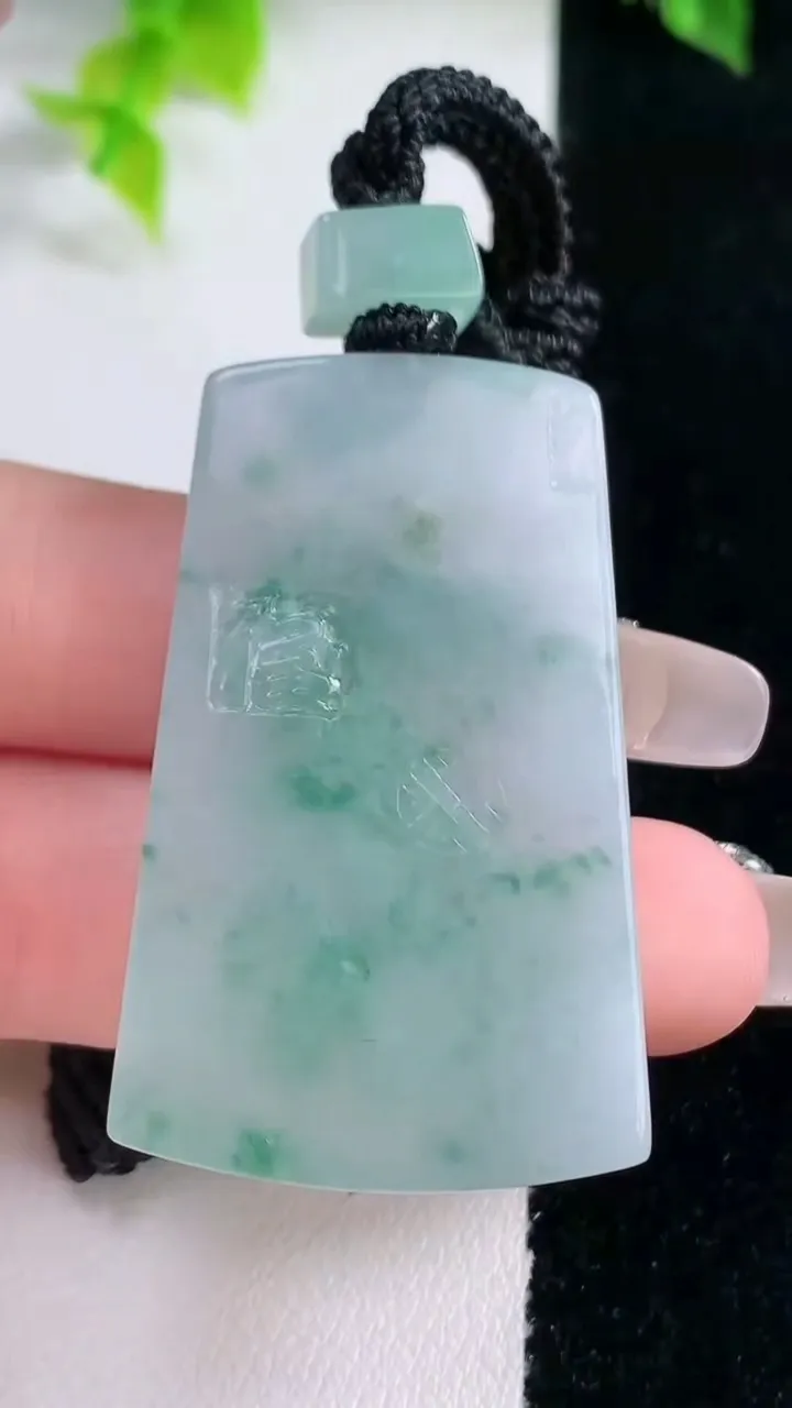 天然A货翡翠冰种飘花无事牌吊坠，尺寸43.6-27.3-4.7，重量:21.93g
1月15日