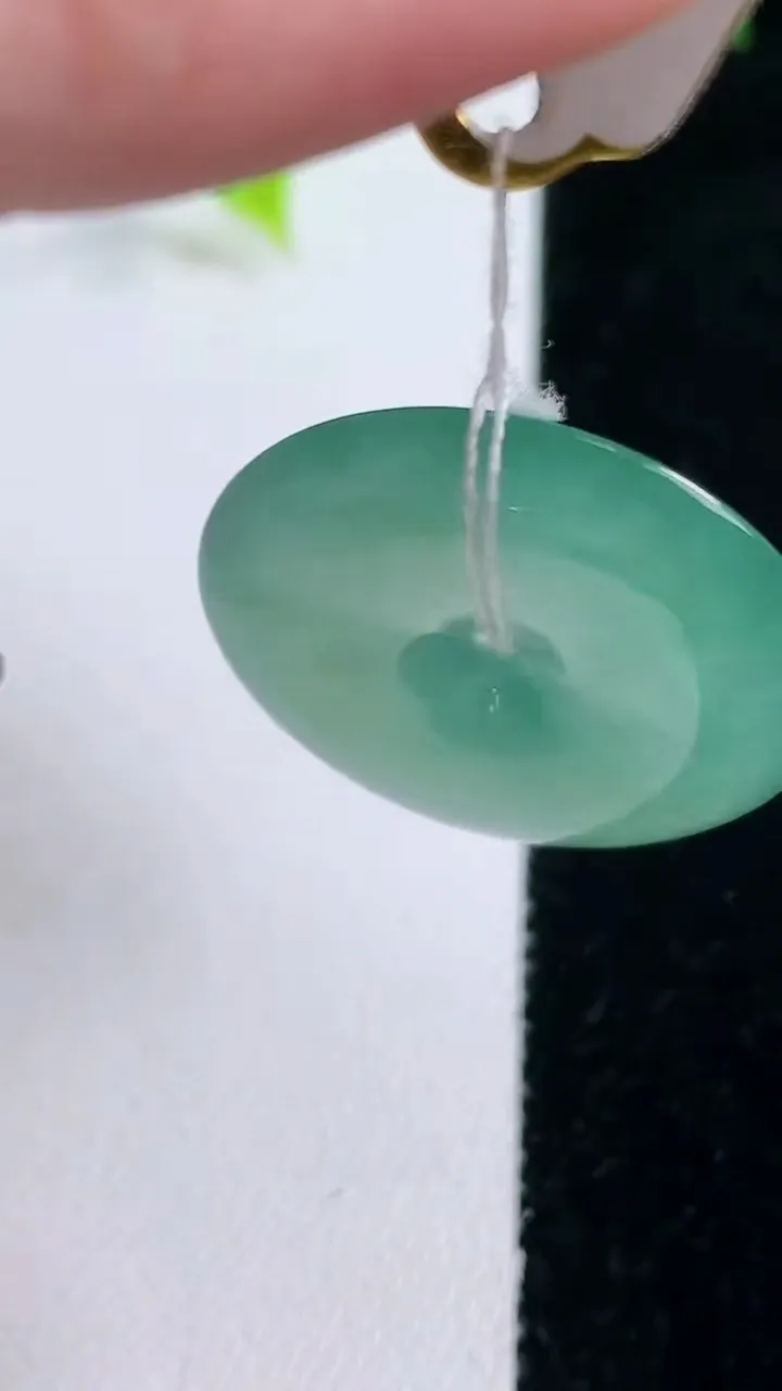 天然A货翡翠平安扣吊坠，尺寸28.7-4.6，重量:8.23g
1月15日