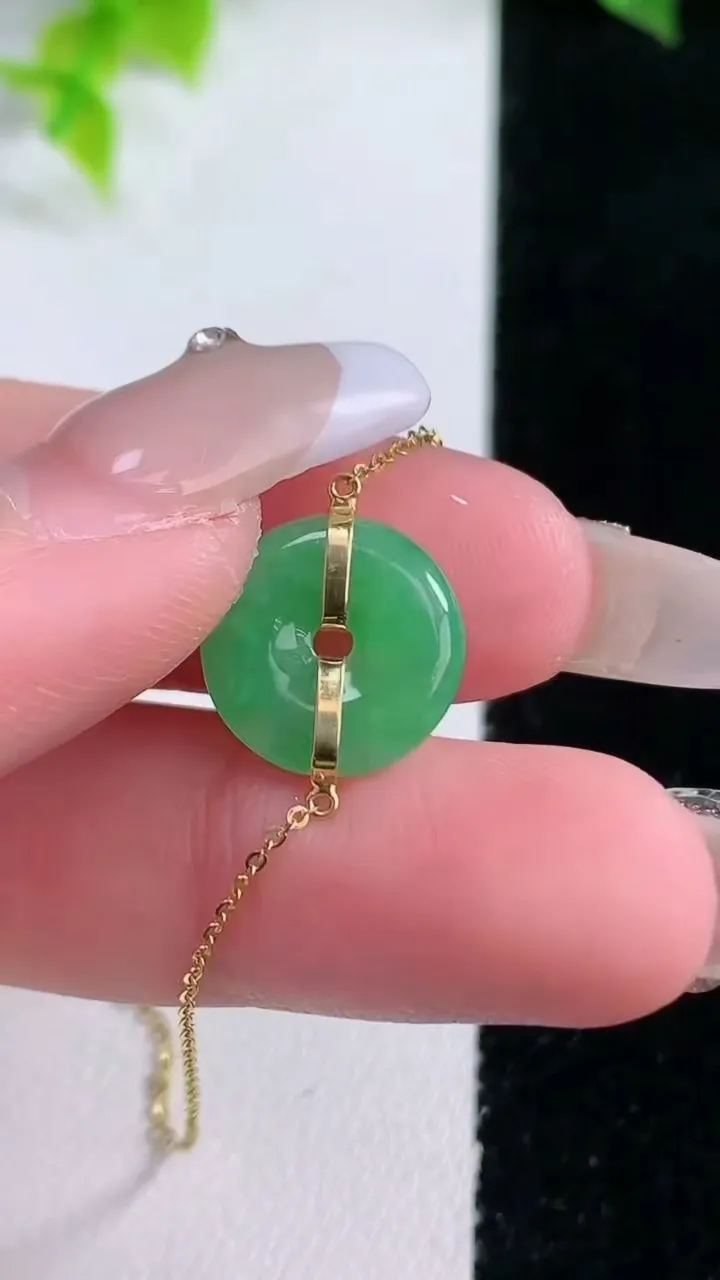 天然A货翡翠平安扣吊坠，尺寸12.6-2.4，重量:1.55g
1月15日