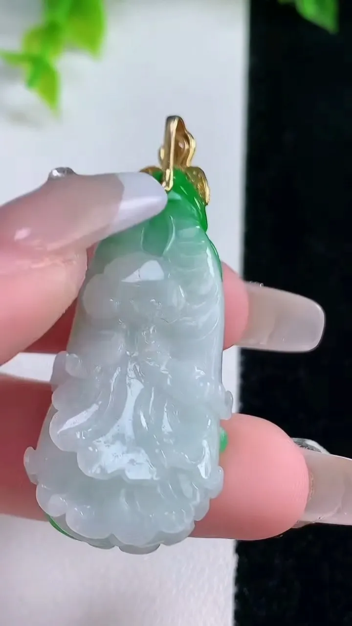 天然A货翡翠白菜吊坠，尺寸40-19.6-10，重量:16.32g
1月15日