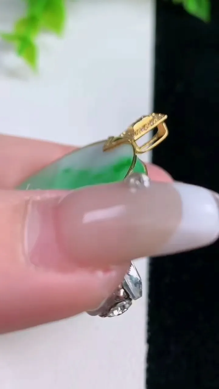 天然A货翡翠无事牌吊坠，尺寸34.2-3.7，重量:13.12g
1月15日