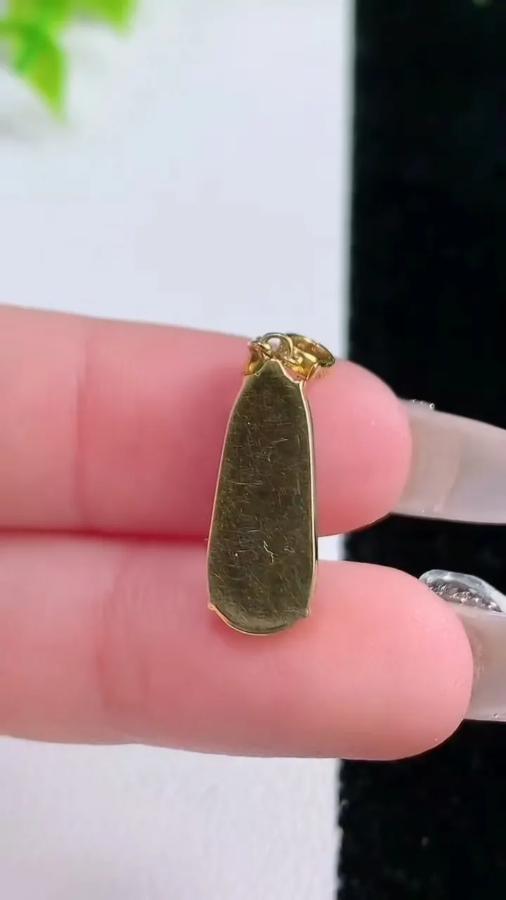 天然A货翡翠福豆吊坠，尺寸18-7.2-3.2，重量:1.34g
1月15日